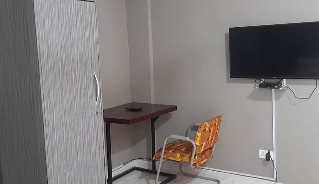 1 Bed Sleeps 2 Apartment - Free Parking - Tv in Kasoa