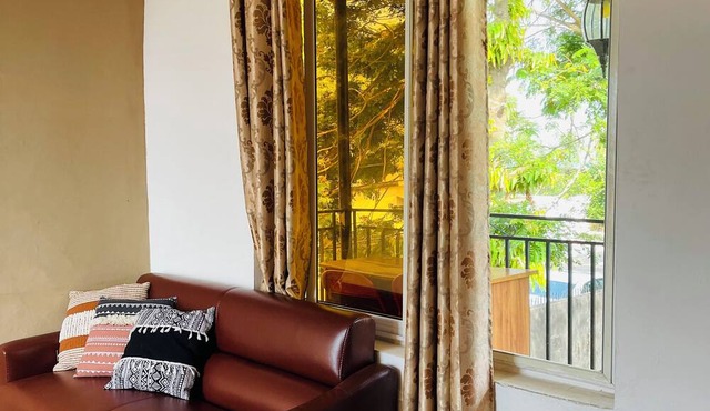 Studio apartment in Labone w/hot water. Pet-friendly!