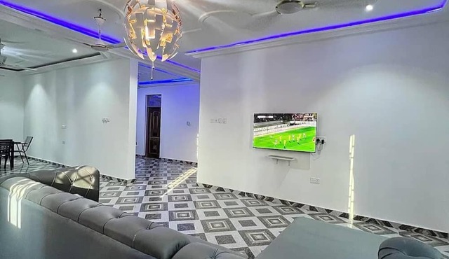 5 Bedroom House Sleeps 12 -balcony -hired Security in Tema