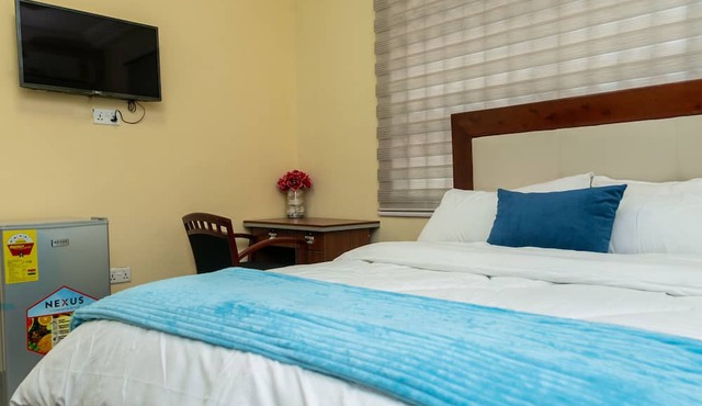 Sunrise Cave Guest House in Oyibi