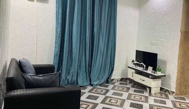 1 Bedroom House Sleeps 2 - Aircon - Free Parking in Tema