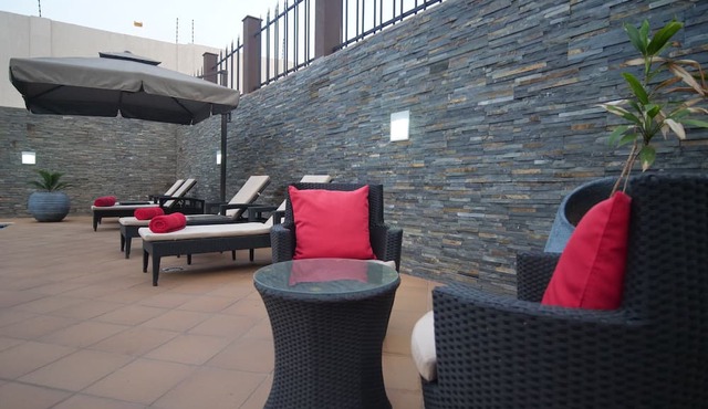Oak Plaza Suites