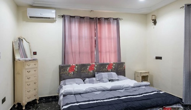 A Downtown Gbetsile Studio Balcony + King Bed in Tema