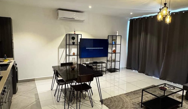 Luxury 3BR Apt w/ Pool, Gym Restaurant & DSTV - Embassy Gardens / 2 min from KIA in Accra
