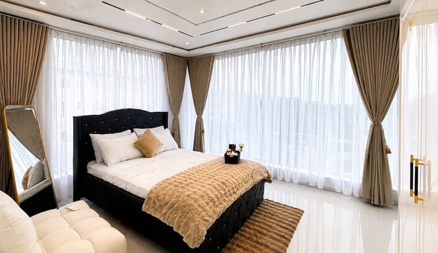 Conveniently located near beaches, restaurants and shipping centers.