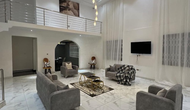Spacious 7-bedroom house with WiFi and AC in Dawhenya