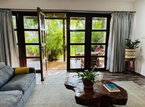 Alaya's stunning studio with a beautiful garden in Trofwi