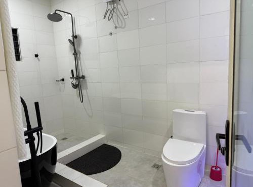 Palm Pebbles Staycation Deluxe Suite Near Tamale Airport Starlink Wi-Fi, solar powered king bed in Tamale