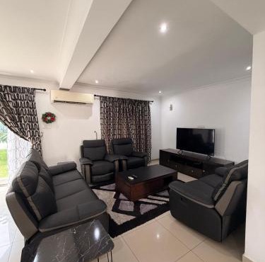4BR Town House Cantonments, Pool, Private Garden in Accra