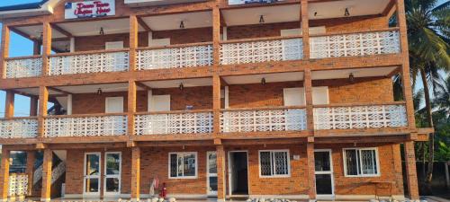 Downtown Virgins Hotel in Elmina